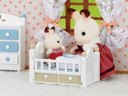 Игровой набор Sylvanian Families Малыш и детская кроватка 5017 фото 3